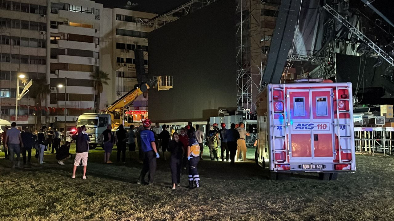İzmir'de Tarkan konseri için kurulan sahne çöktü: 1 yaralı - Sayfa 10