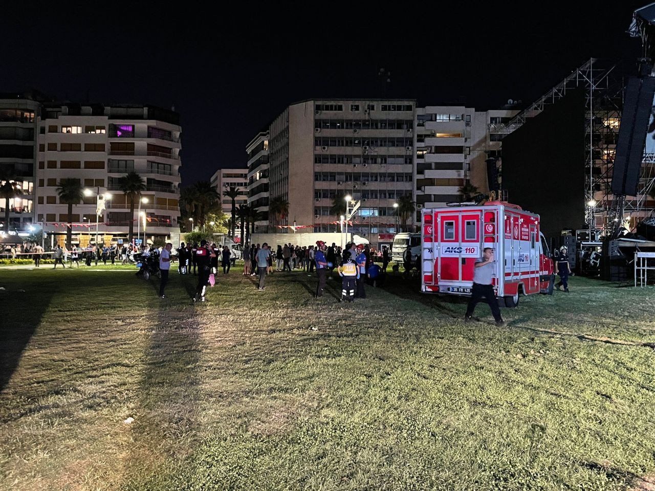 İzmir'de Tarkan konseri için kurulan sahne çöktü: 1 yaralı - Sayfa 11