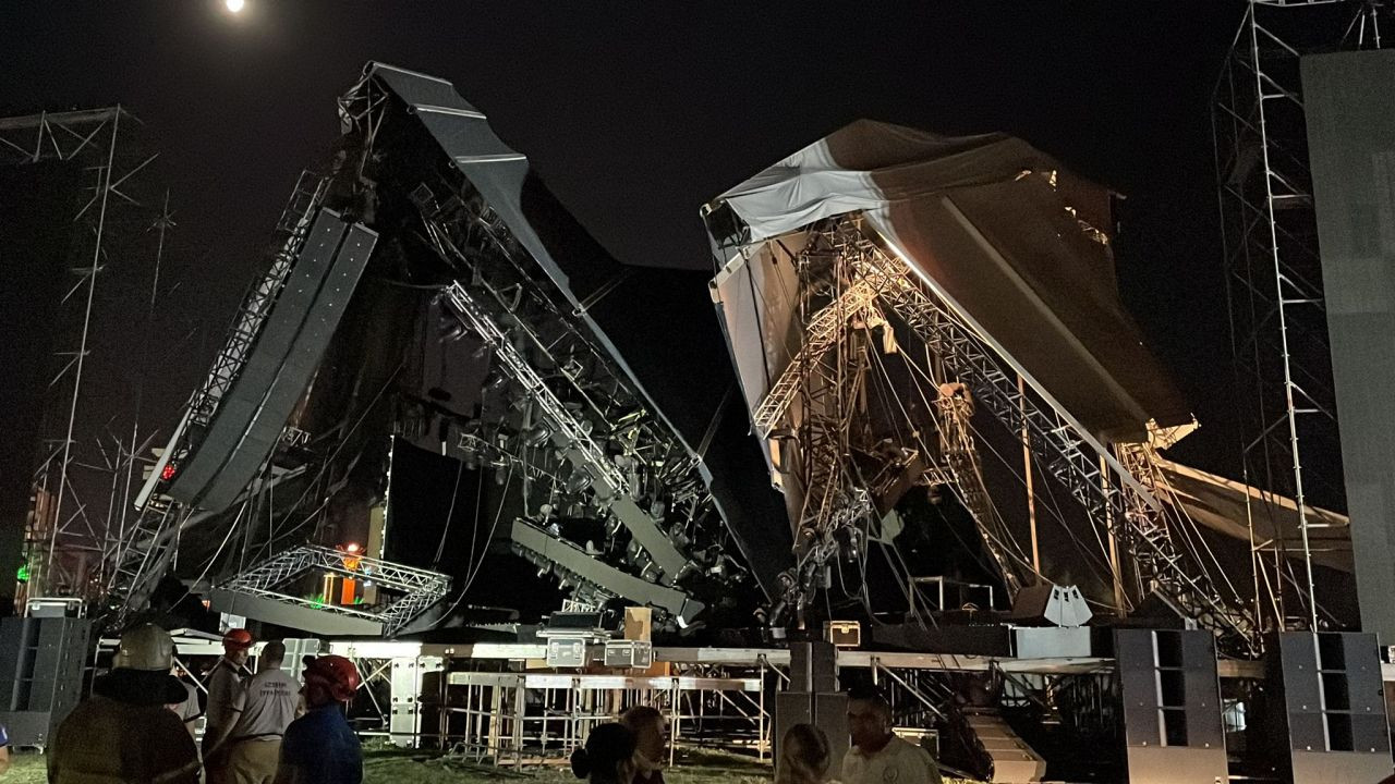 İzmir'de Tarkan konseri için kurulan sahne çöktü: 1 yaralı - Sayfa 12