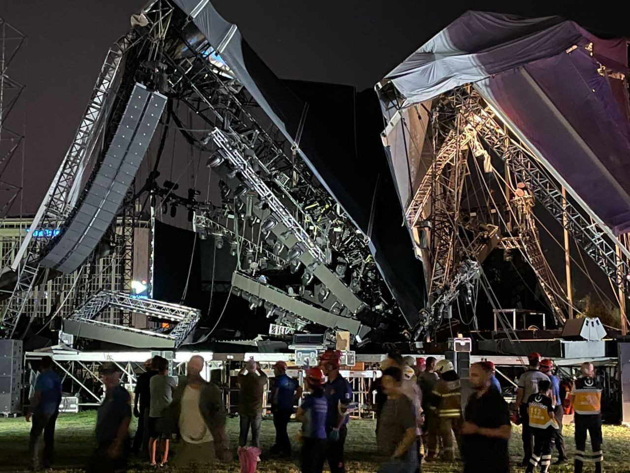 İzmir'de Tarkan konseri için kurulan sahne çöktü: 1 yaralı - Sayfa 13