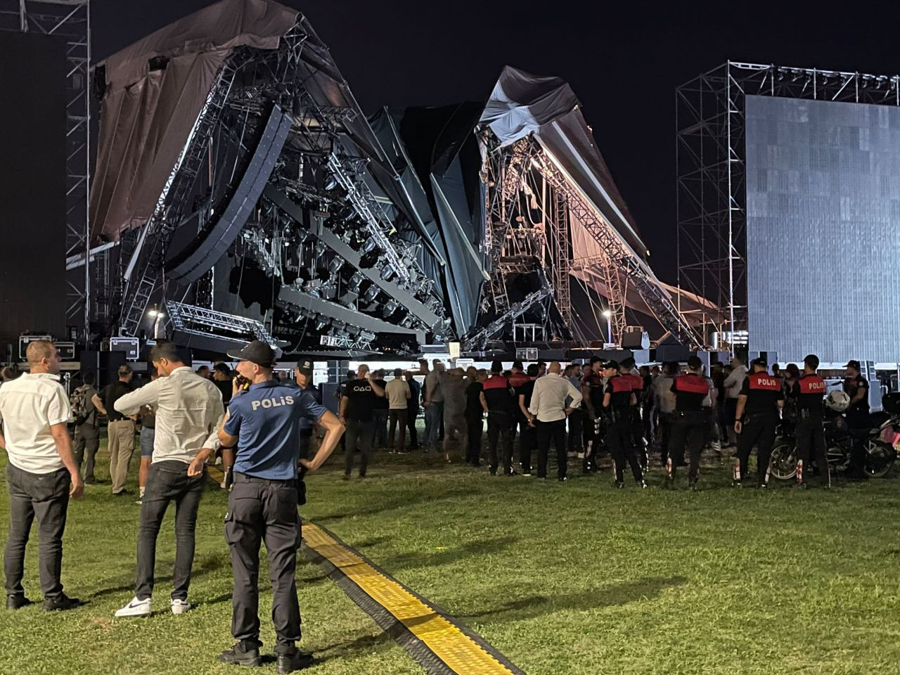 İzmir'de Tarkan konseri için kurulan sahne çöktü: 1 yaralı - Sayfa 15