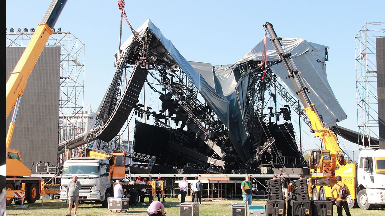 Tarkan'ın İzmir'de konser vereceği sahne çökmüştü: Havadan böyle görüntülendi - Sayfa 5