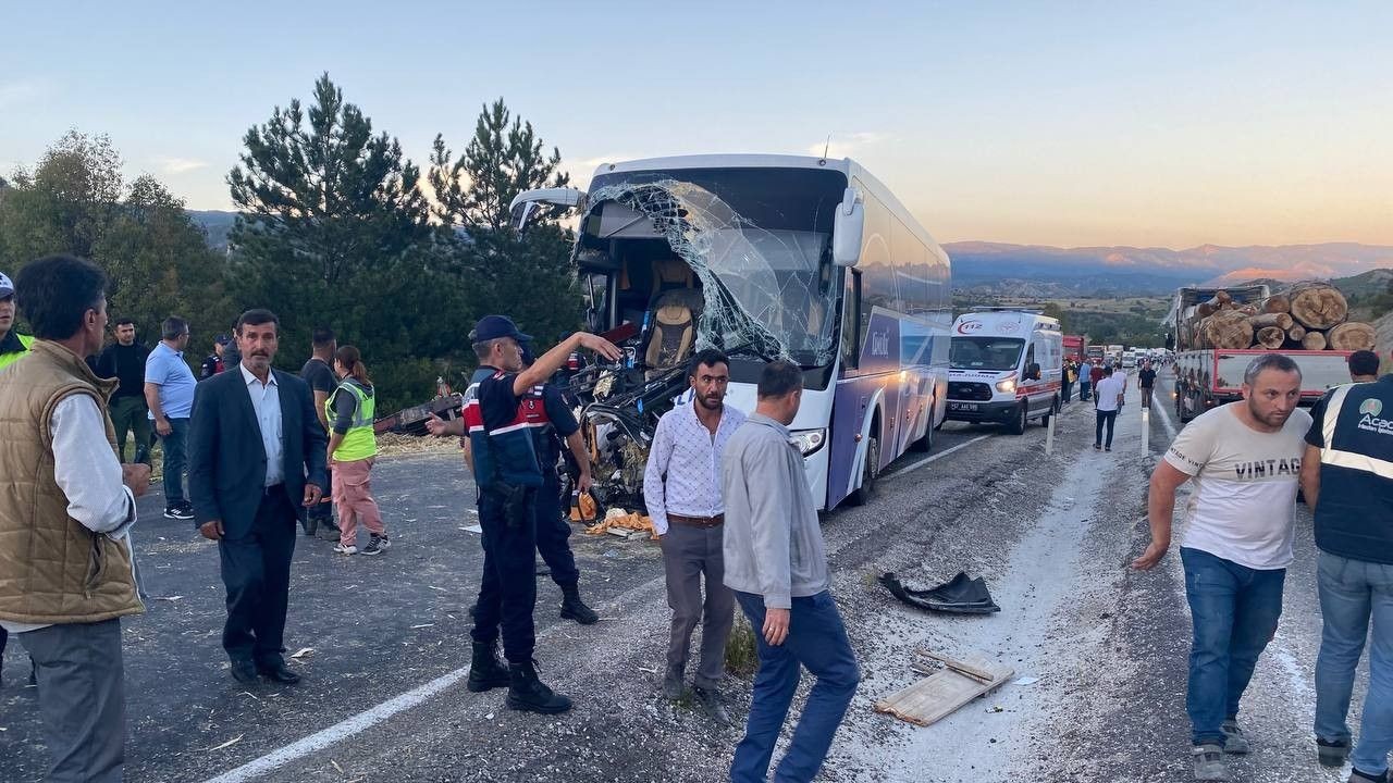 Kastamonu’da yolcu otobüsü ile traktör çarpıştı: Ölü ve yaralılar var - Sayfa 2