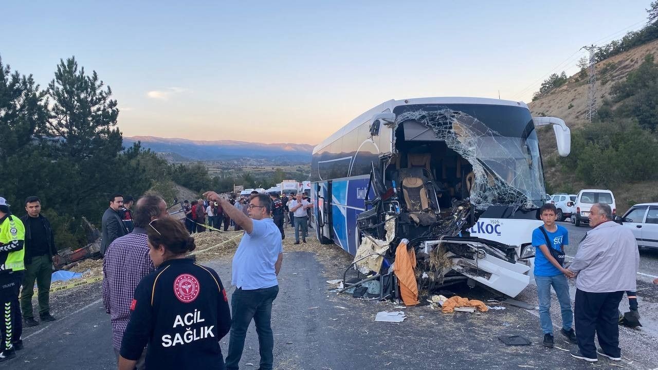 Kastamonu’da yolcu otobüsü ile traktör çarpıştı: Ölü ve yaralılar var - Sayfa 4