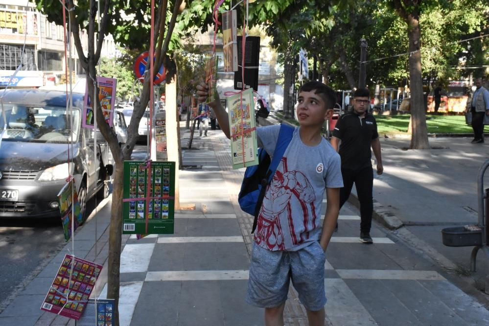 Eğitim kalitesini arttırmak adına ilginç bir yönteme imza atıldı! Öğrenciler ağaçtan kitap topladı! - Sayfa 5