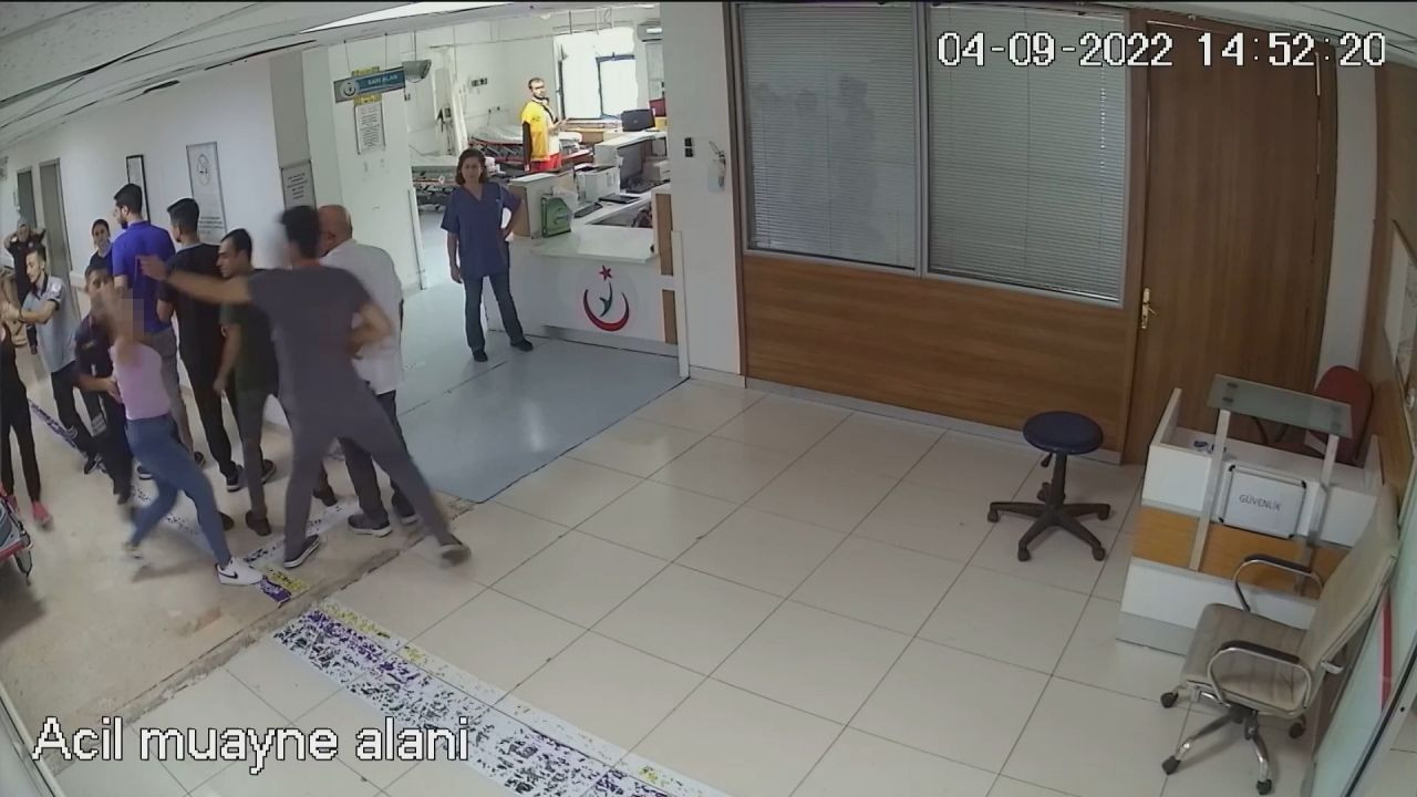 Hastane savaş alanına döndü! Anne ile kızı serum takmayan doktora saldırdı... Tutuklama kararı! - Sayfa 5