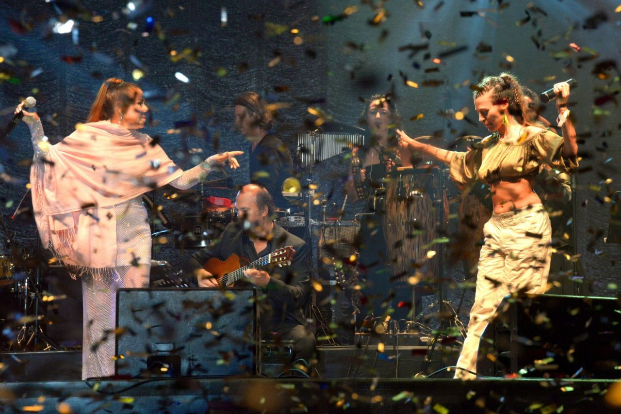 3 yıl sonra sahnelere geri dönen Nilüfer 'Yeni Bir Yaşam Etkinlik Alanı’nda sahne aldı - Sayfa 10