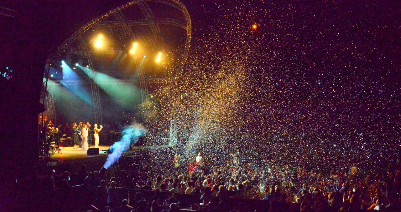 3 yıl sonra sahnelere geri dönen Nilüfer 'Yeni Bir Yaşam Etkinlik Alanı’nda sahne aldı - Sayfa 12