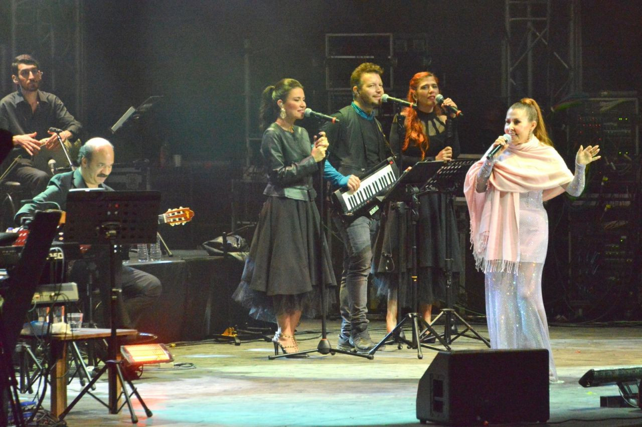 3 yıl sonra sahnelere geri dönen Nilüfer 'Yeni Bir Yaşam Etkinlik Alanı’nda sahne aldı - Sayfa 11