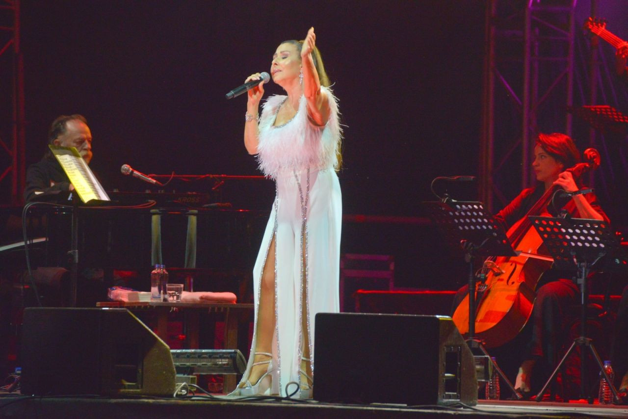 3 yıl sonra sahnelere geri dönen Nilüfer 'Yeni Bir Yaşam Etkinlik Alanı’nda sahne aldı - Sayfa 13