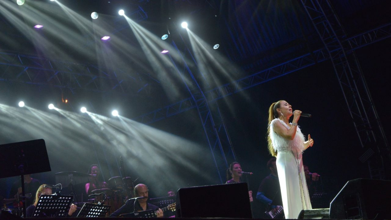 3 yıl sonra sahnelere geri dönen Nilüfer 'Yeni Bir Yaşam Etkinlik Alanı’nda sahne aldı - Sayfa 7