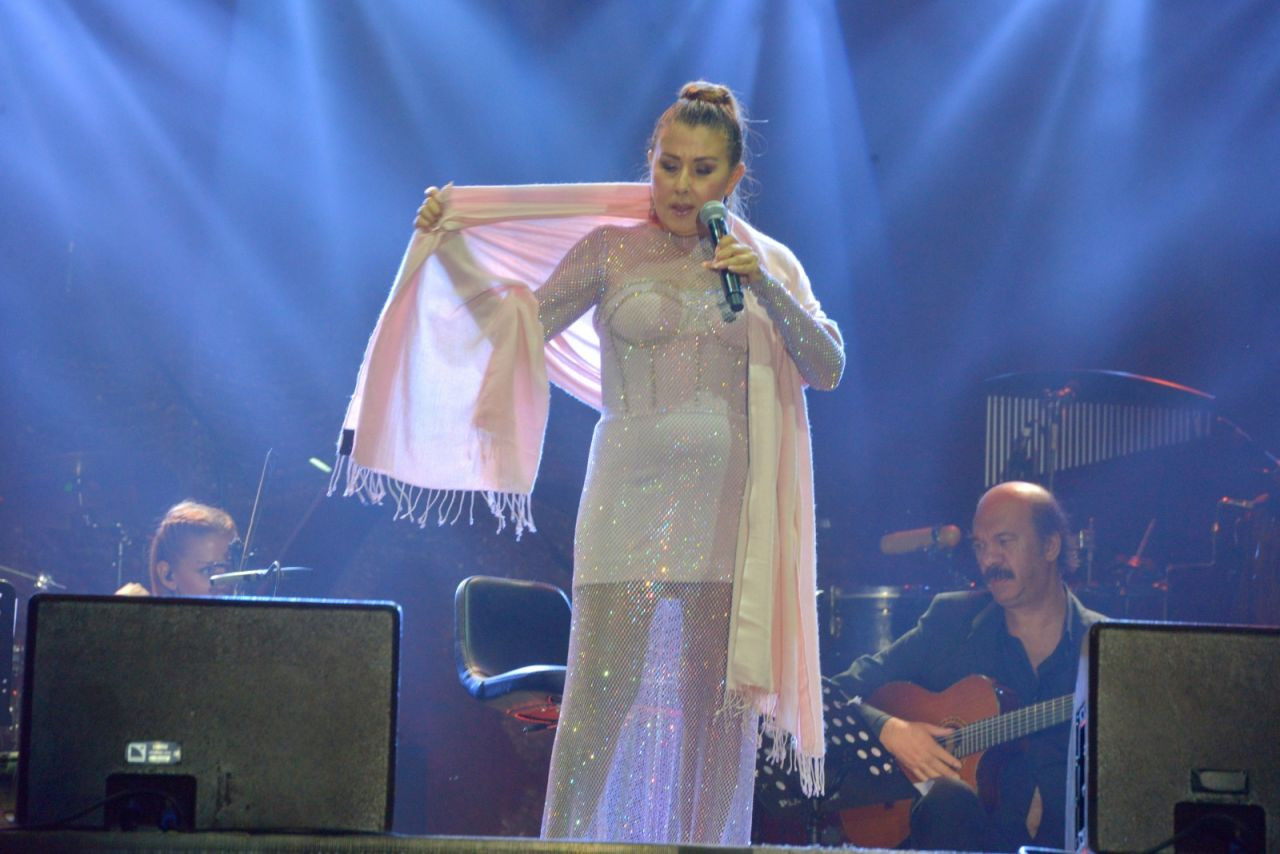 3 yıl sonra sahnelere geri dönen Nilüfer 'Yeni Bir Yaşam Etkinlik Alanı’nda sahne aldı - Sayfa 8