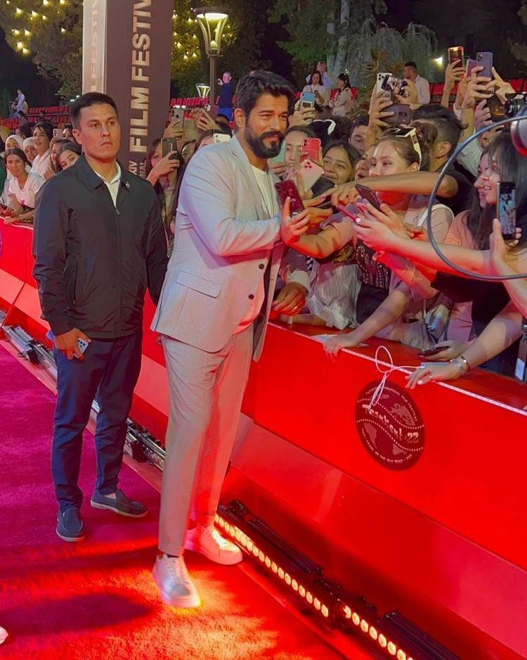 Özbekistan'a giden Burak Özçivit'in balmumu heykeli sosyal medyayı karıştırdı - Sayfa 15