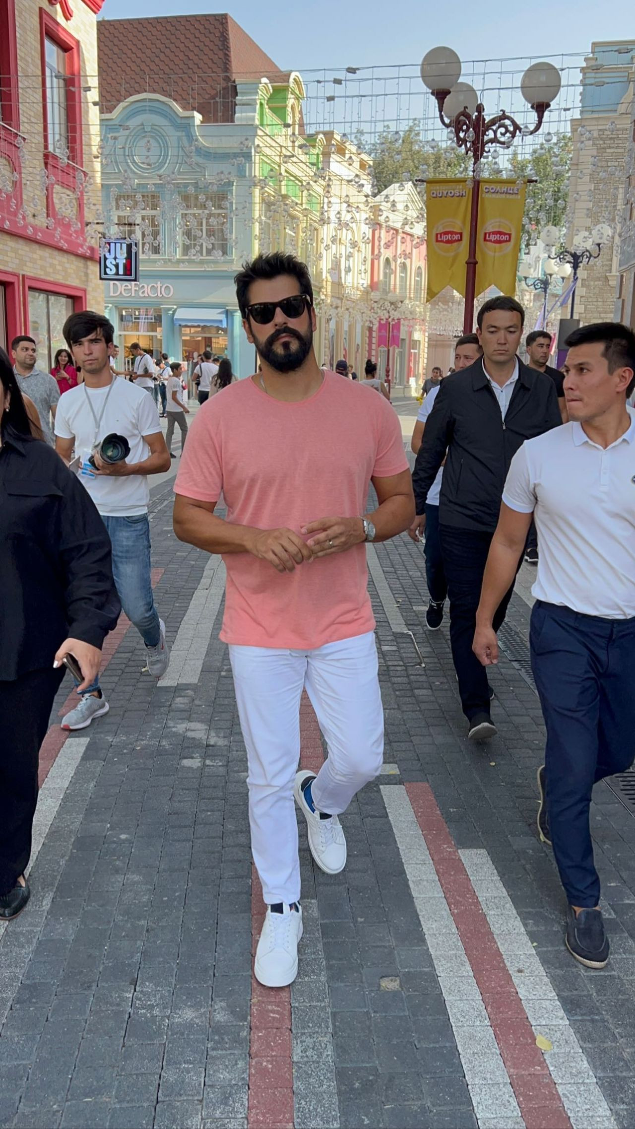 Özbekistan'a giden Burak Özçivit'in balmumu heykeli sosyal medyayı karıştırdı - Sayfa 9