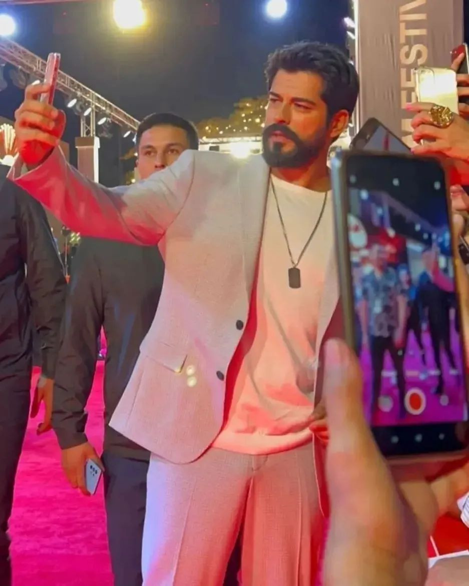 Özbekistan'a giden Burak Özçivit'in balmumu heykeli sosyal medyayı karıştırdı - Sayfa 14