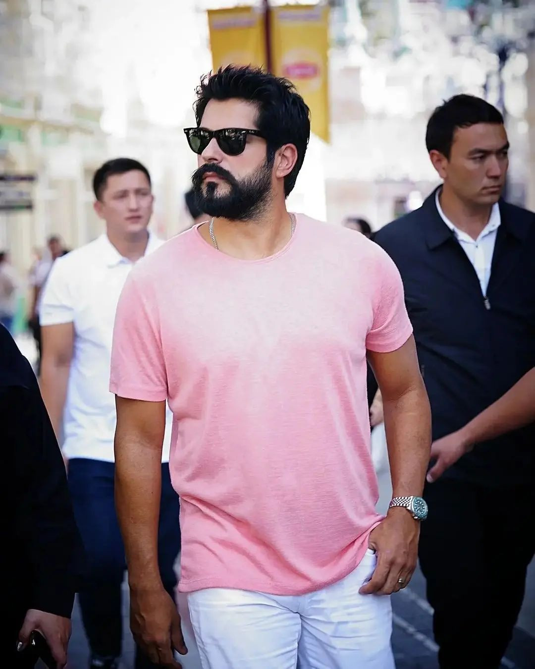 Özbekistan'a giden Burak Özçivit'in balmumu heykeli sosyal medyayı karıştırdı - Sayfa 16