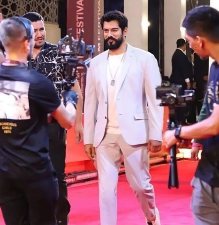 Özbekistan'a giden Burak Özçivit'in balmumu heykeli sosyal medyayı karıştırdı - Sayfa 17