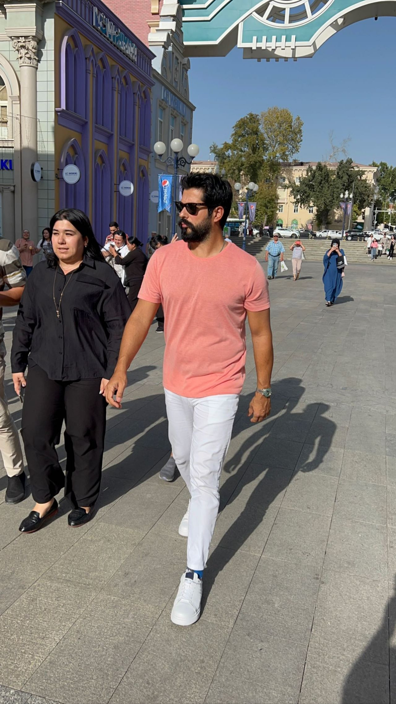 Özbekistan'a giden Burak Özçivit'in balmumu heykeli sosyal medyayı karıştırdı - Sayfa 11