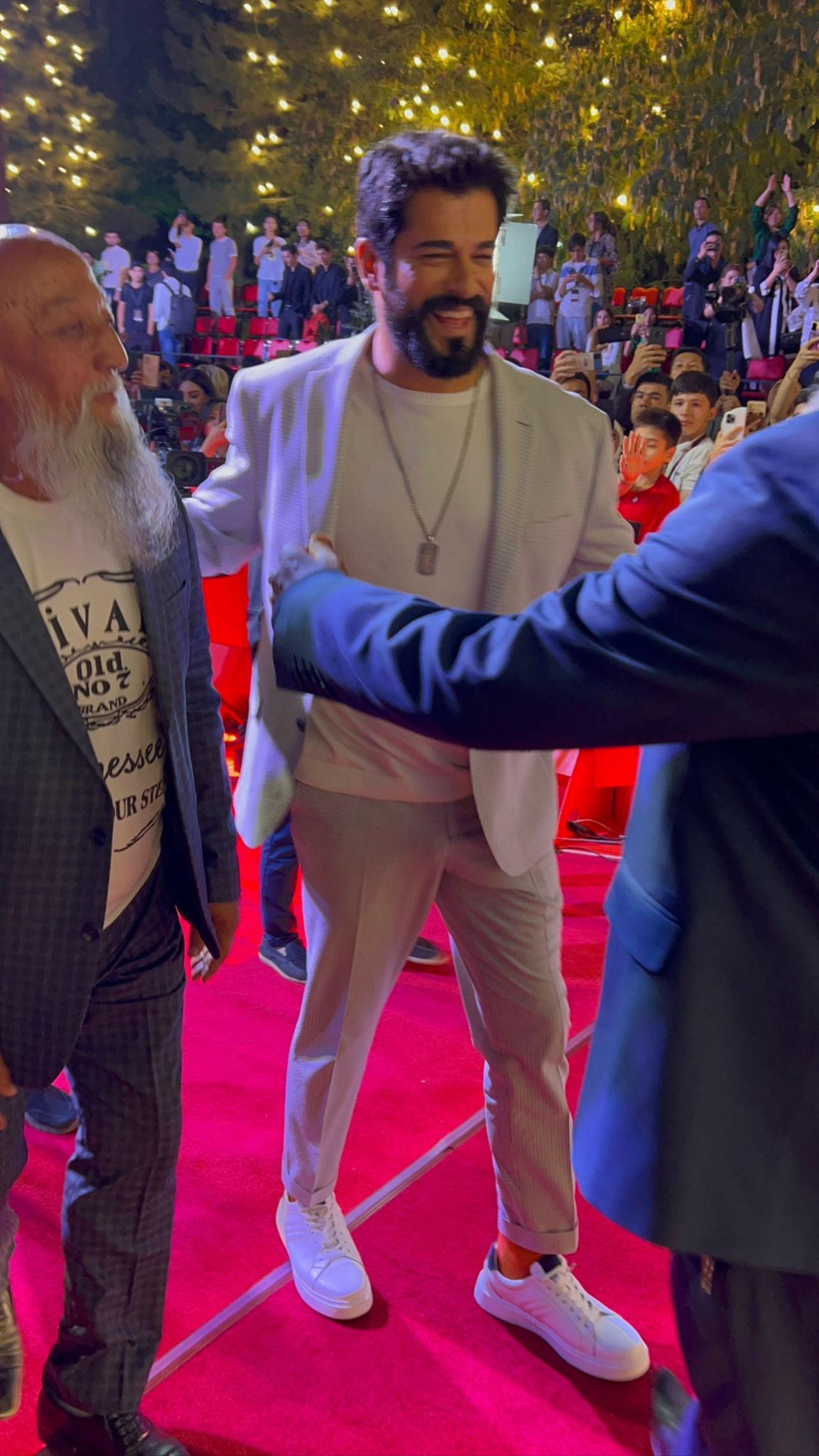 Özbekistan'a giden Burak Özçivit'in balmumu heykeli sosyal medyayı karıştırdı - Sayfa 12