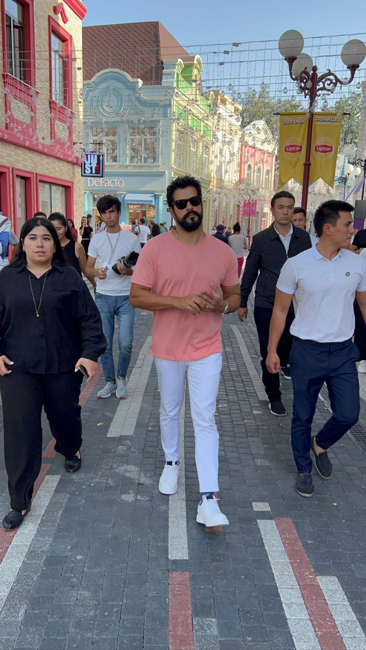 Özbekistan'a giden Burak Özçivit'in balmumu heykeli sosyal medyayı karıştırdı - Sayfa 10