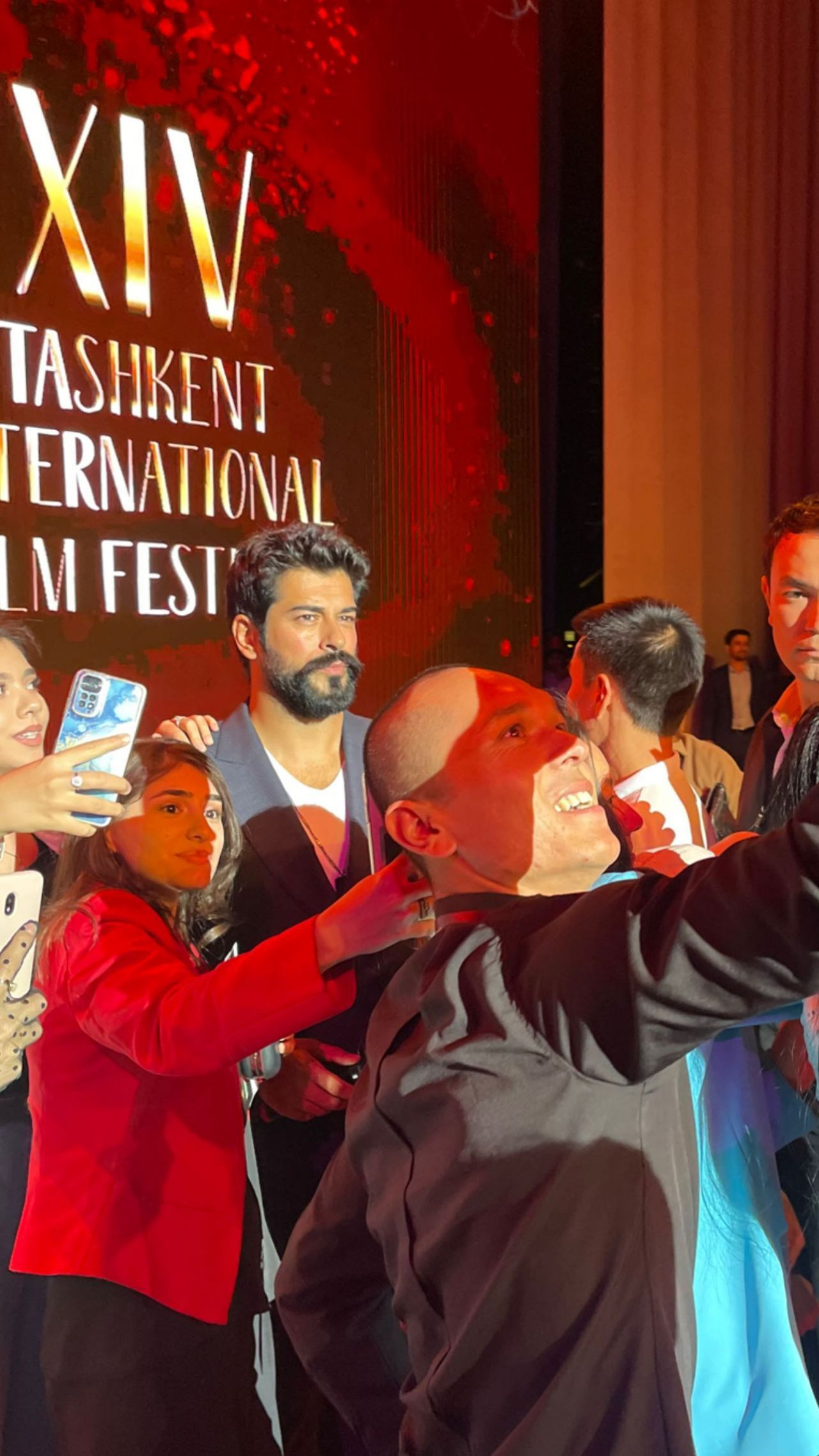 Özbekistan'a giden Burak Özçivit'in balmumu heykeli sosyal medyayı karıştırdı - Sayfa 6