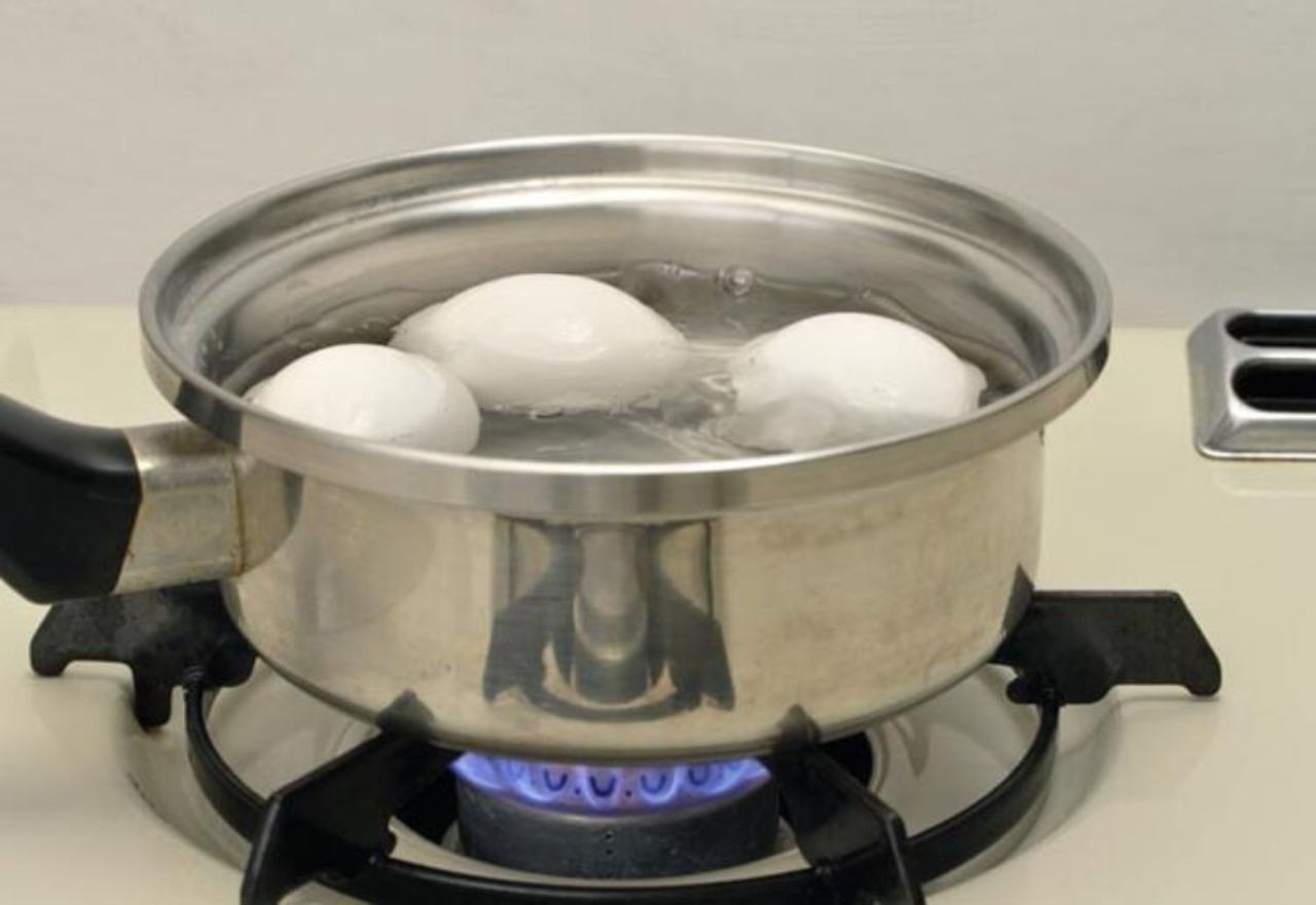 Eğer faydalarını bilseydiniz, dökmeye kıyamazdınız! Haşlanmış yumurtanın suyunun faydaları saymakla bitmiyor - Sayfa 5