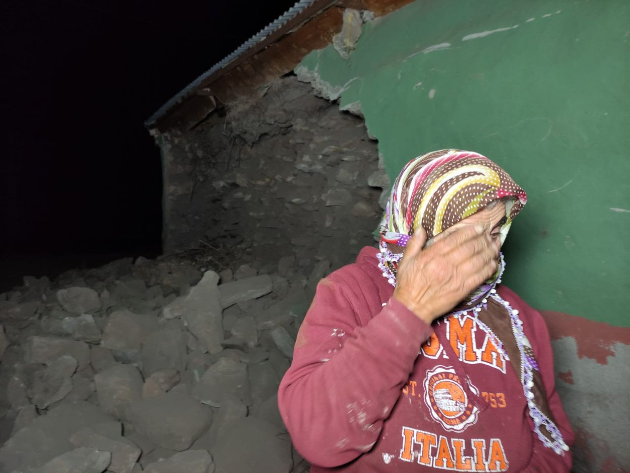 Göle’de deprem paniği: Vatandaşlar geceyi sokakta geçirdi - Sayfa 10