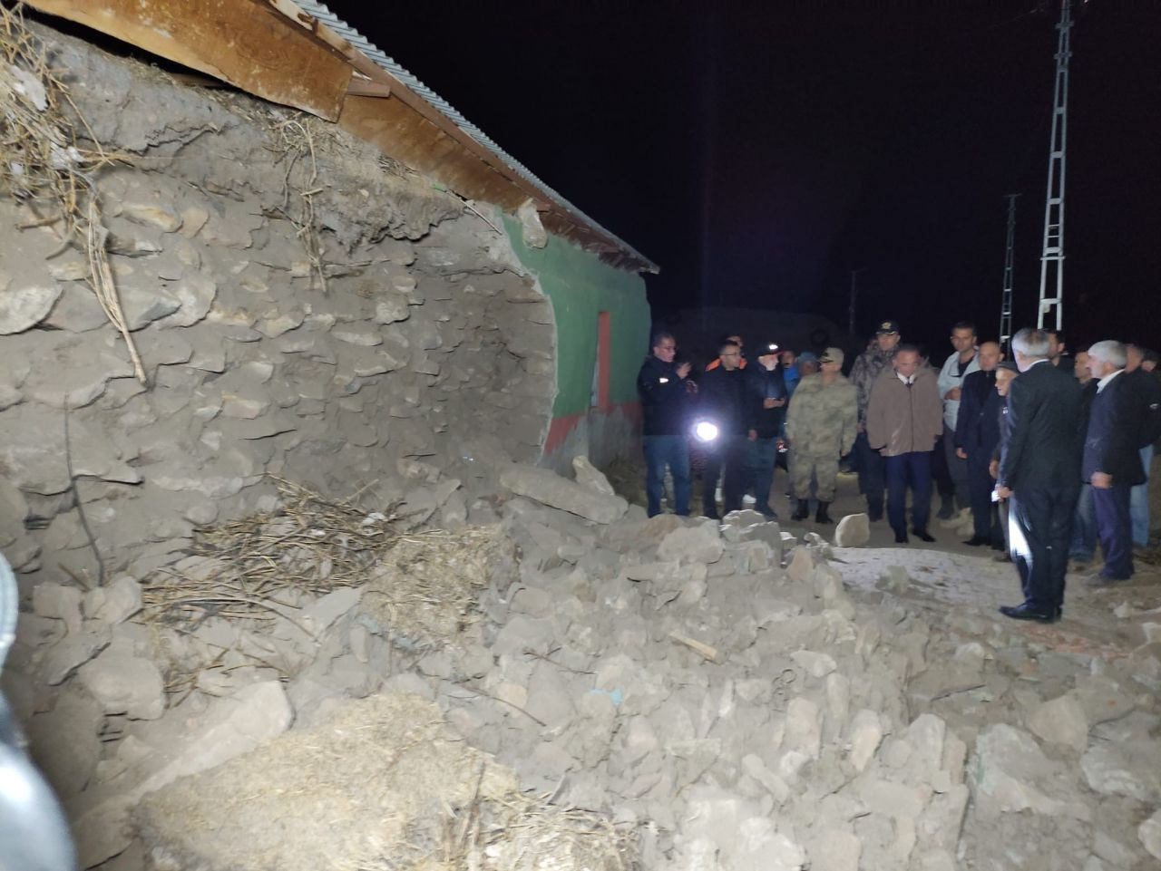 Göle’de deprem paniği: Vatandaşlar geceyi sokakta geçirdi - Sayfa 13