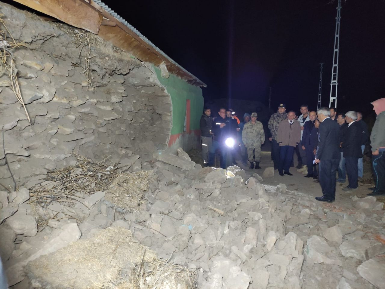 Göle’de deprem paniği: Vatandaşlar geceyi sokakta geçirdi - Sayfa 14