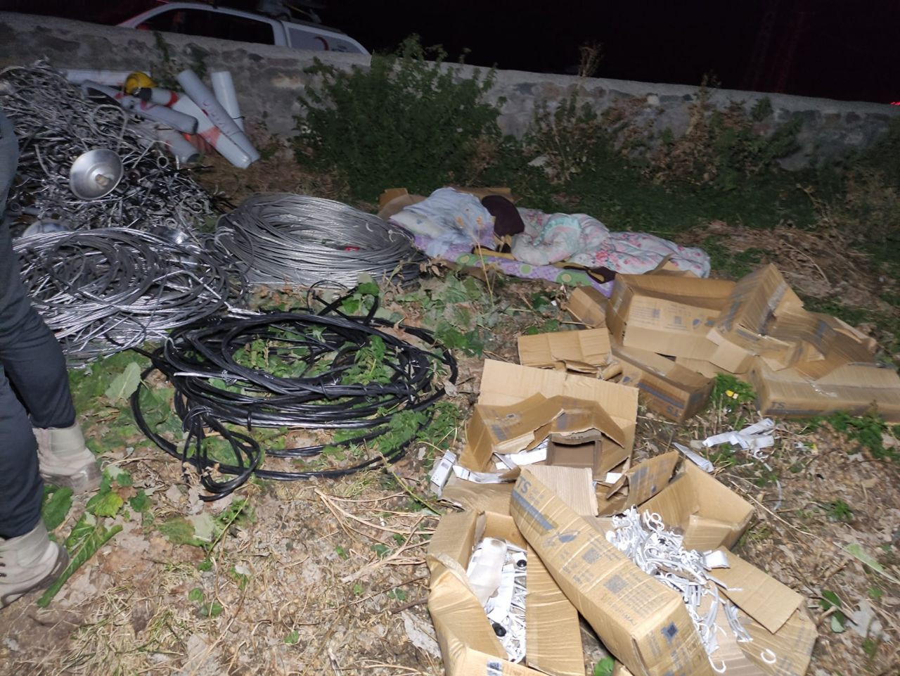 Göle’de deprem paniği: Vatandaşlar geceyi sokakta geçirdi - Sayfa 16