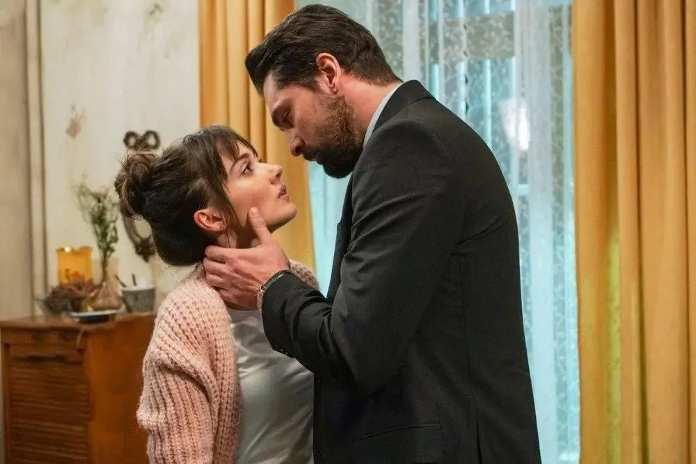 Yasak Elma'da Eski Başrol Geri Dönüyor! Ünlü Oyuncu Kürkçü Dükkanına Dönüyor - Sayfa 15