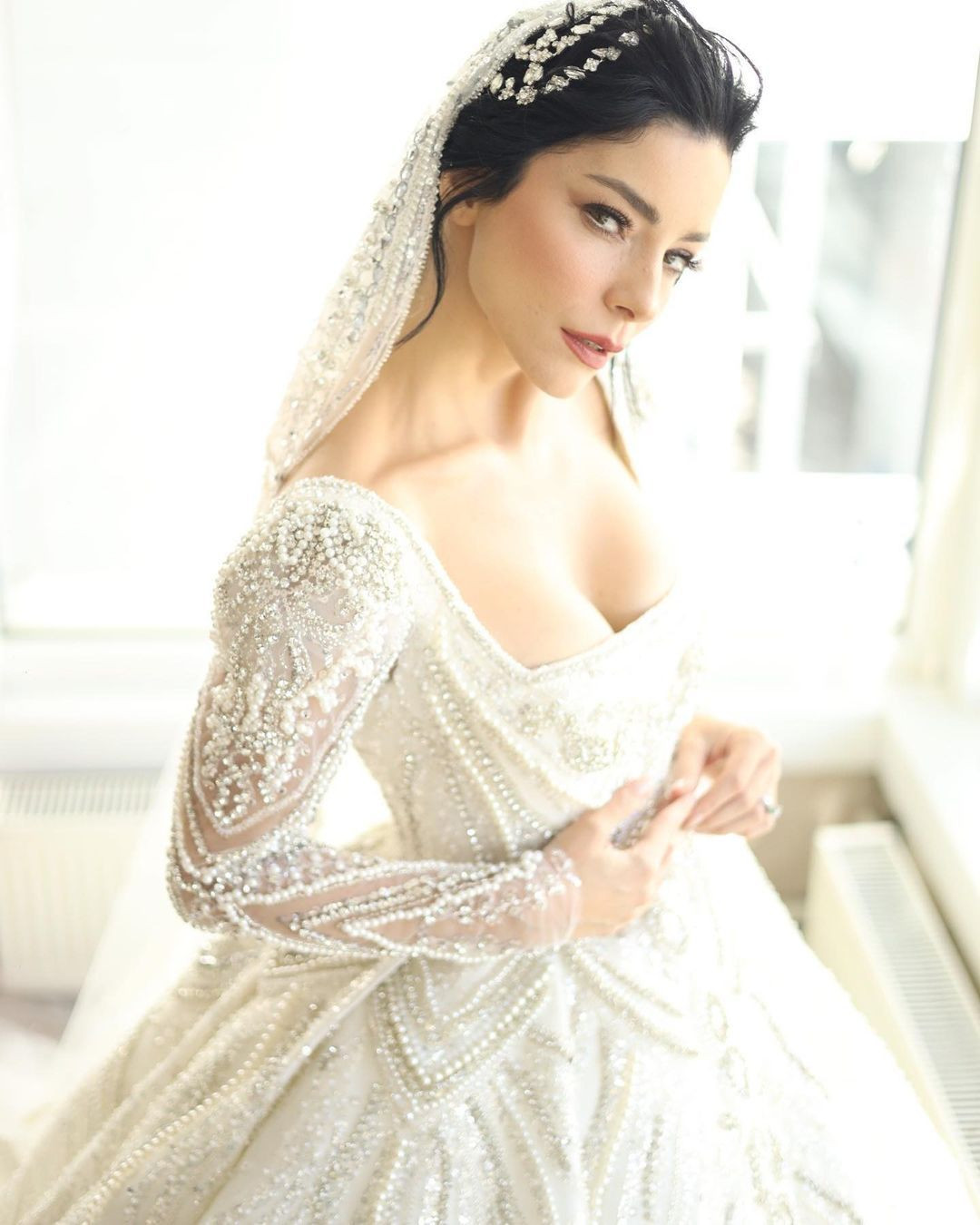 Mert Aydın ile evlenen Merve Boluğur'un gelinlikleri övgü topladı! İşte düğünün detayları - Sayfa 13