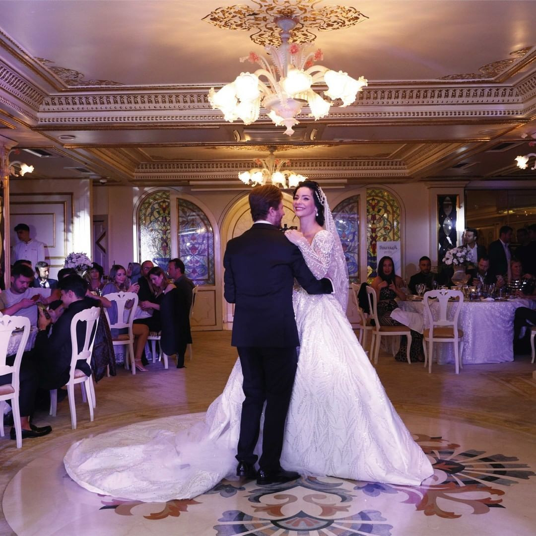 Mert Aydın ile evlenen Merve Boluğur'un gelinlikleri övgü topladı! İşte düğünün detayları - Sayfa 11