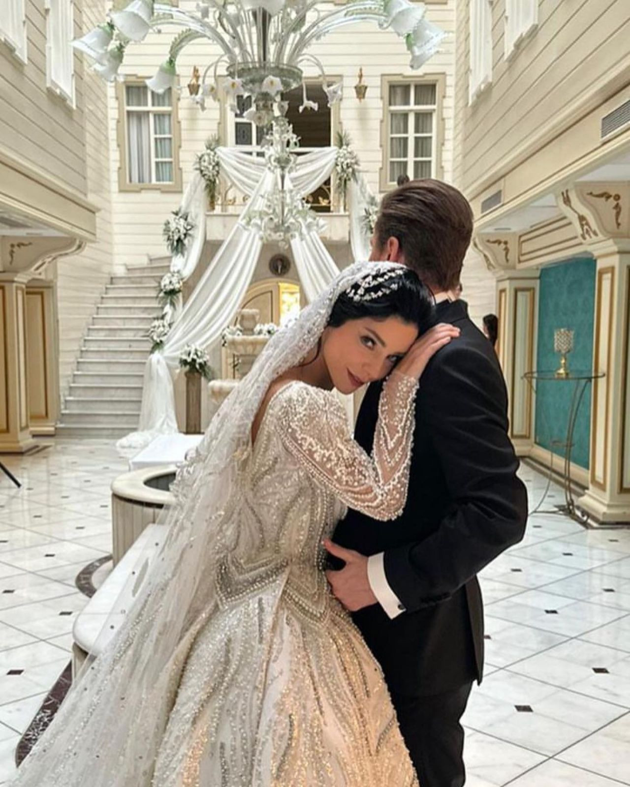 Mert Aydın ile evlenen Merve Boluğur'un gelinlikleri övgü topladı! İşte düğünün detayları - Sayfa 10