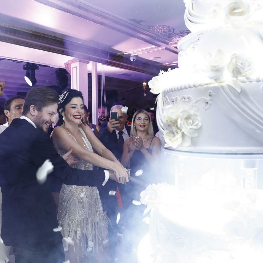 Mert Aydın ile evlenen Merve Boluğur'un gelinlikleri övgü topladı! İşte düğünün detayları - Sayfa 6