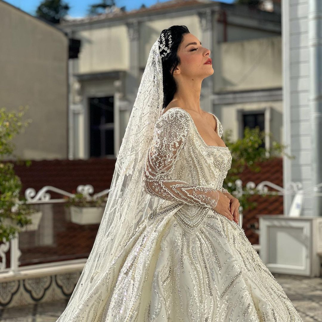 Mert Aydın ile evlenen Merve Boluğur'un gelinlikleri övgü topladı! İşte düğünün detayları - Sayfa 16