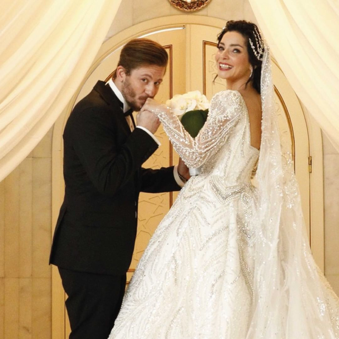 Mert Aydın ile evlenen Merve Boluğur'un gelinlikleri övgü topladı! İşte düğünün detayları - Sayfa 12