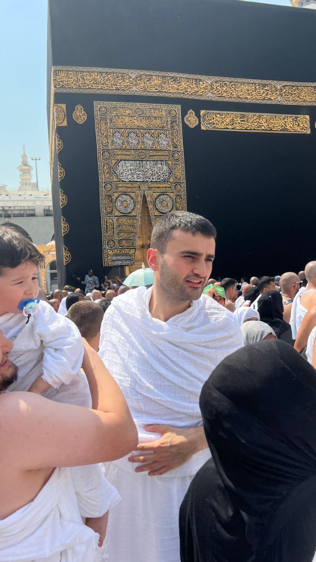 CZN Burak, Umre'ye gitti... Görenler fotoğraf çektirme yarışına girdi - Sayfa 6