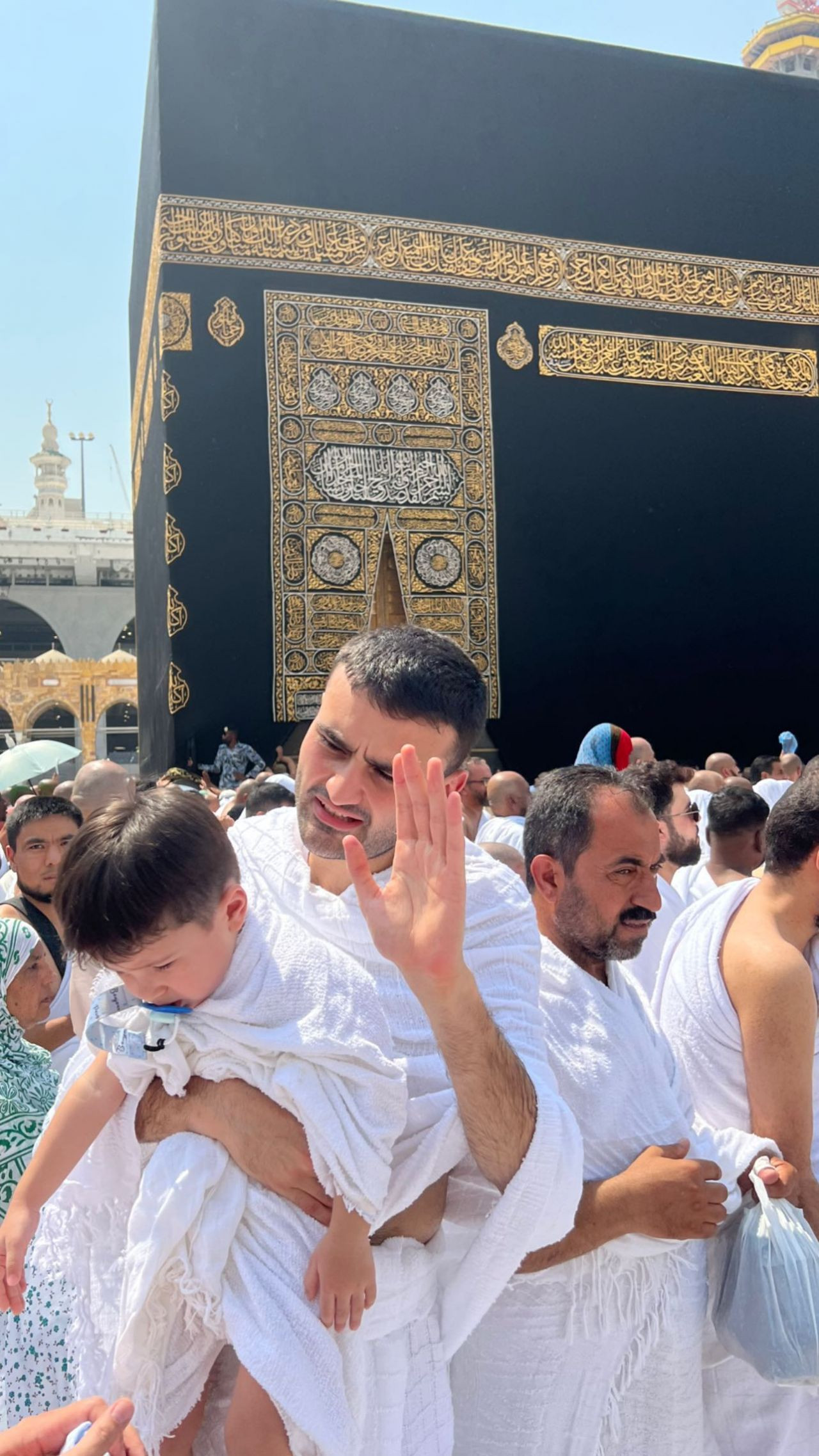 CZN Burak, Umre'ye gitti... Görenler fotoğraf çektirme yarışına girdi - Sayfa 8