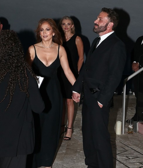 Görenler hayrete düştü! Jennifer Lopez'in cenazede giydiği dekolteli elbisesine tepki yağdı - Sayfa 2