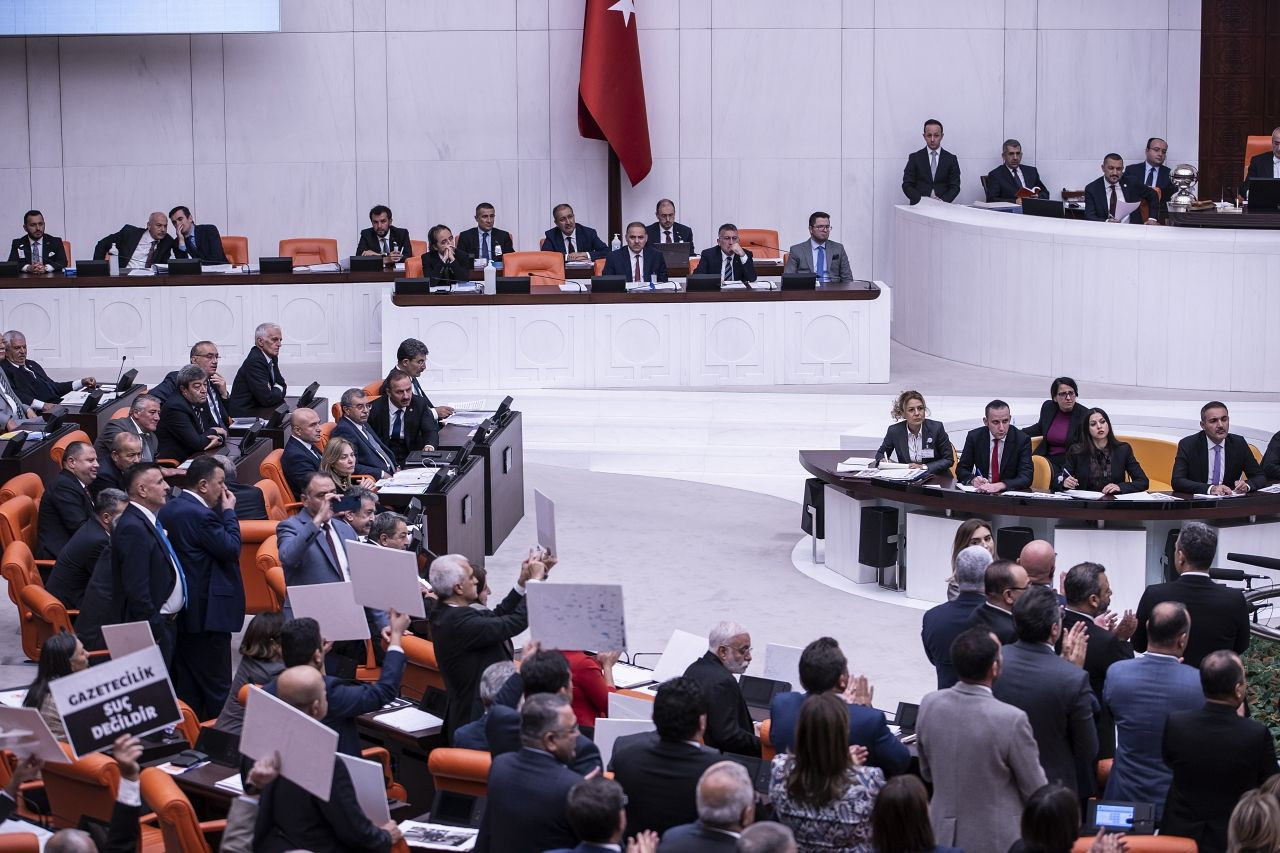 TBMM'de hareketli anlar! CHP ve HDP'li vekiller, sosyal medya yasasını protesto etti! - Sayfa 6