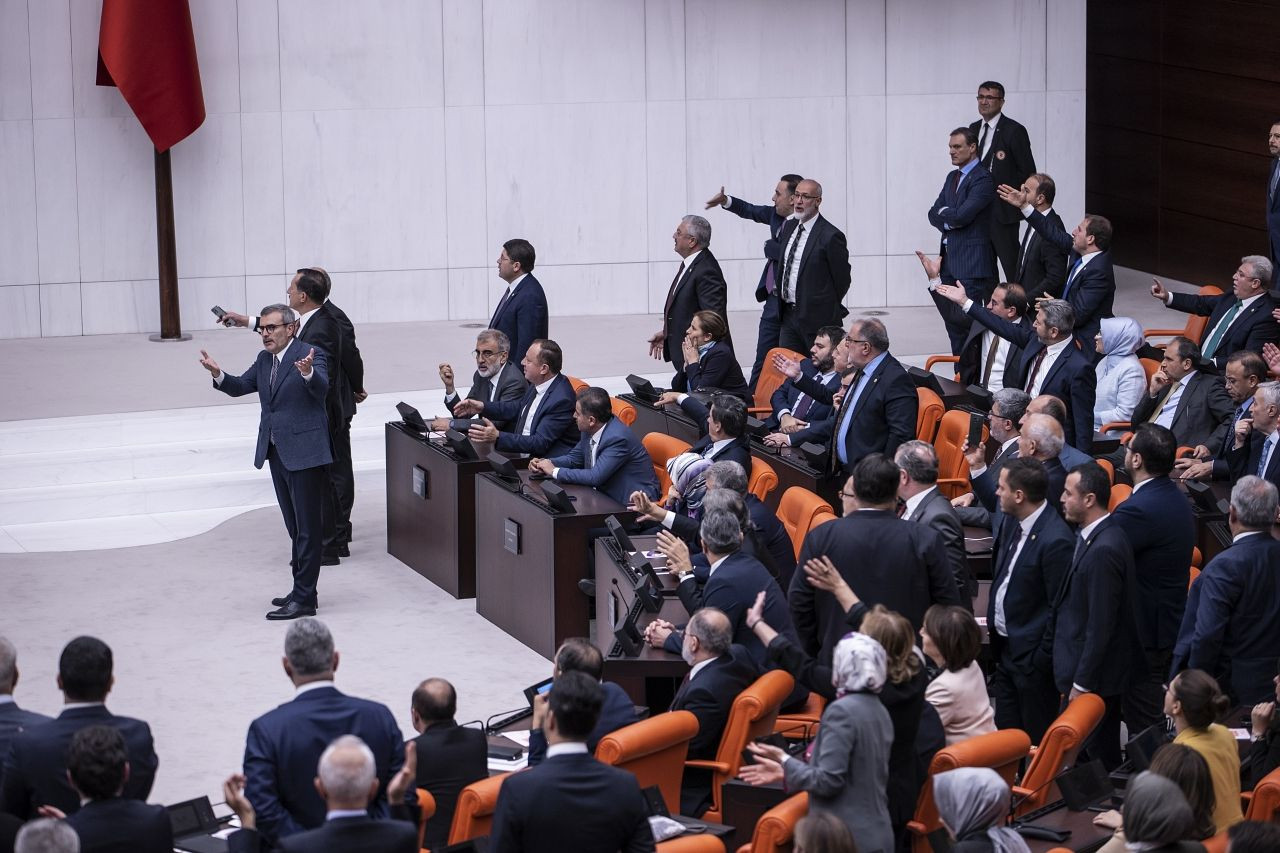 TBMM'de hareketli anlar! CHP ve HDP'li vekiller, sosyal medya yasasını protesto etti! - Sayfa 7