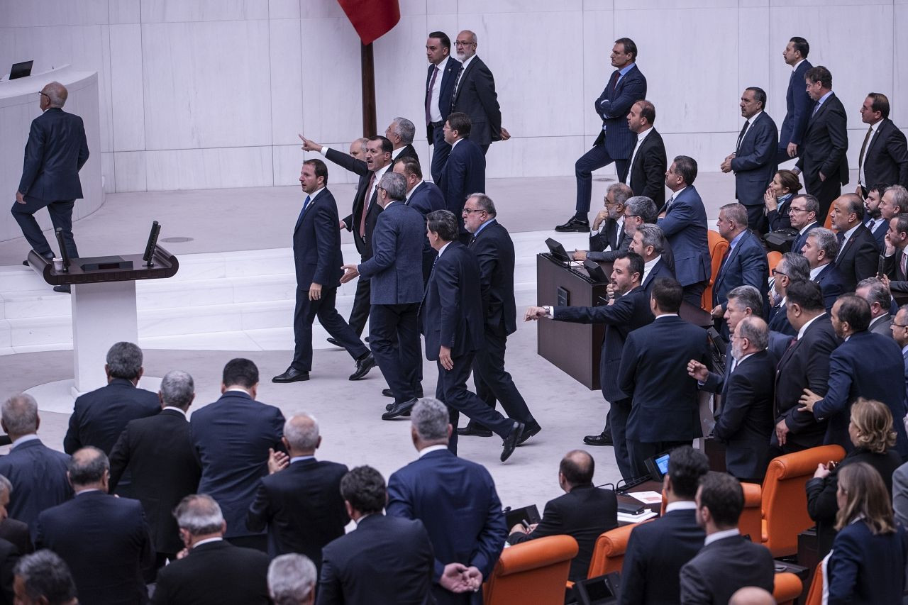 TBMM'de hareketli anlar! CHP ve HDP'li vekiller, sosyal medya yasasını protesto etti! - Sayfa 8