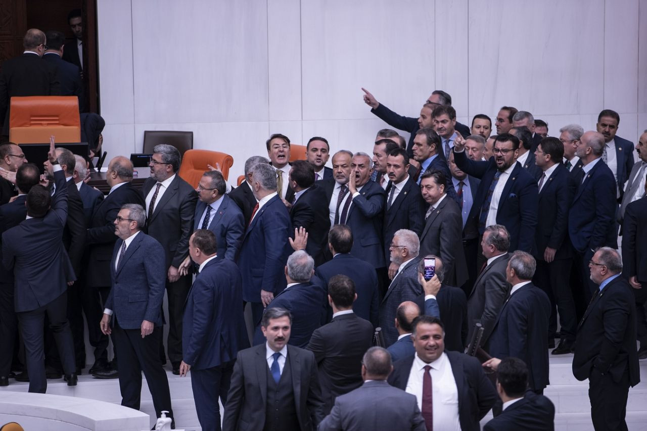 TBMM'de hareketli anlar! CHP ve HDP'li vekiller, sosyal medya yasasını protesto etti! - Sayfa 9
