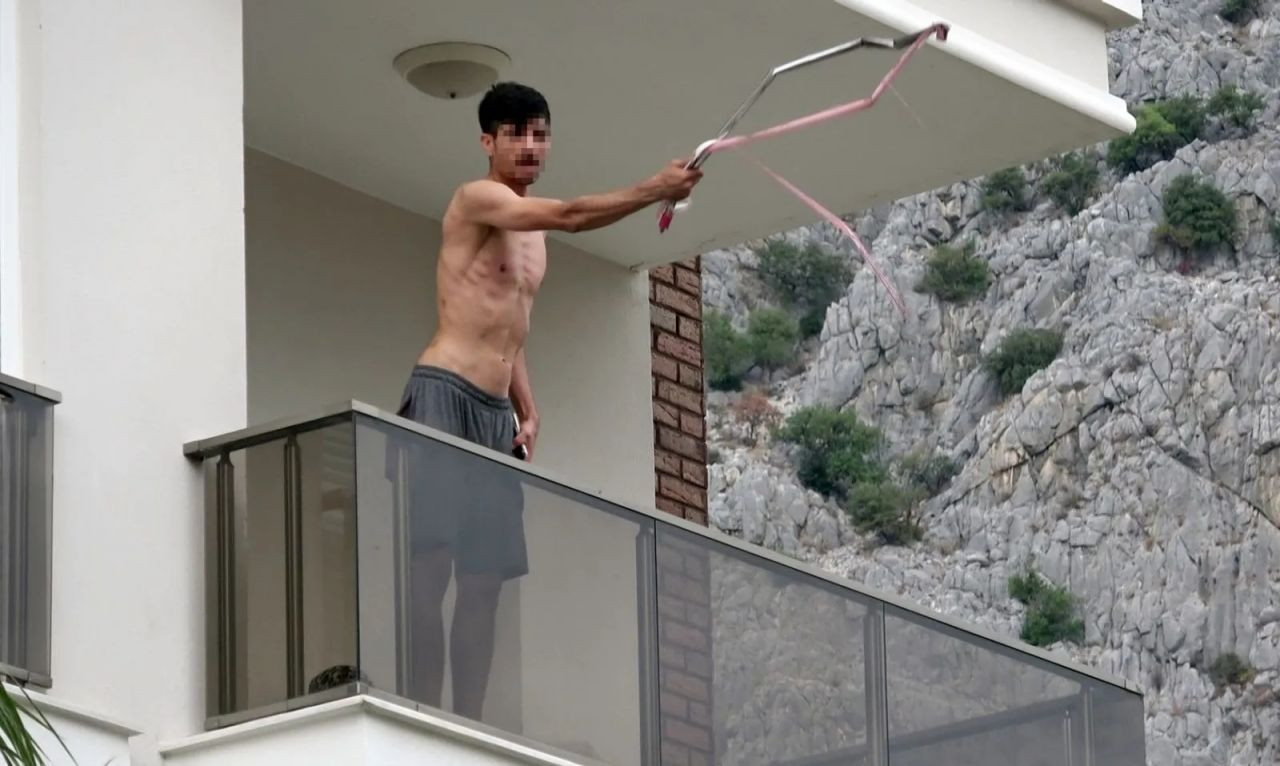 Annesine metal çubukla saldırıp balkondan atmak istedi! Kimliği şaşkına çevirdi... - Sayfa 6