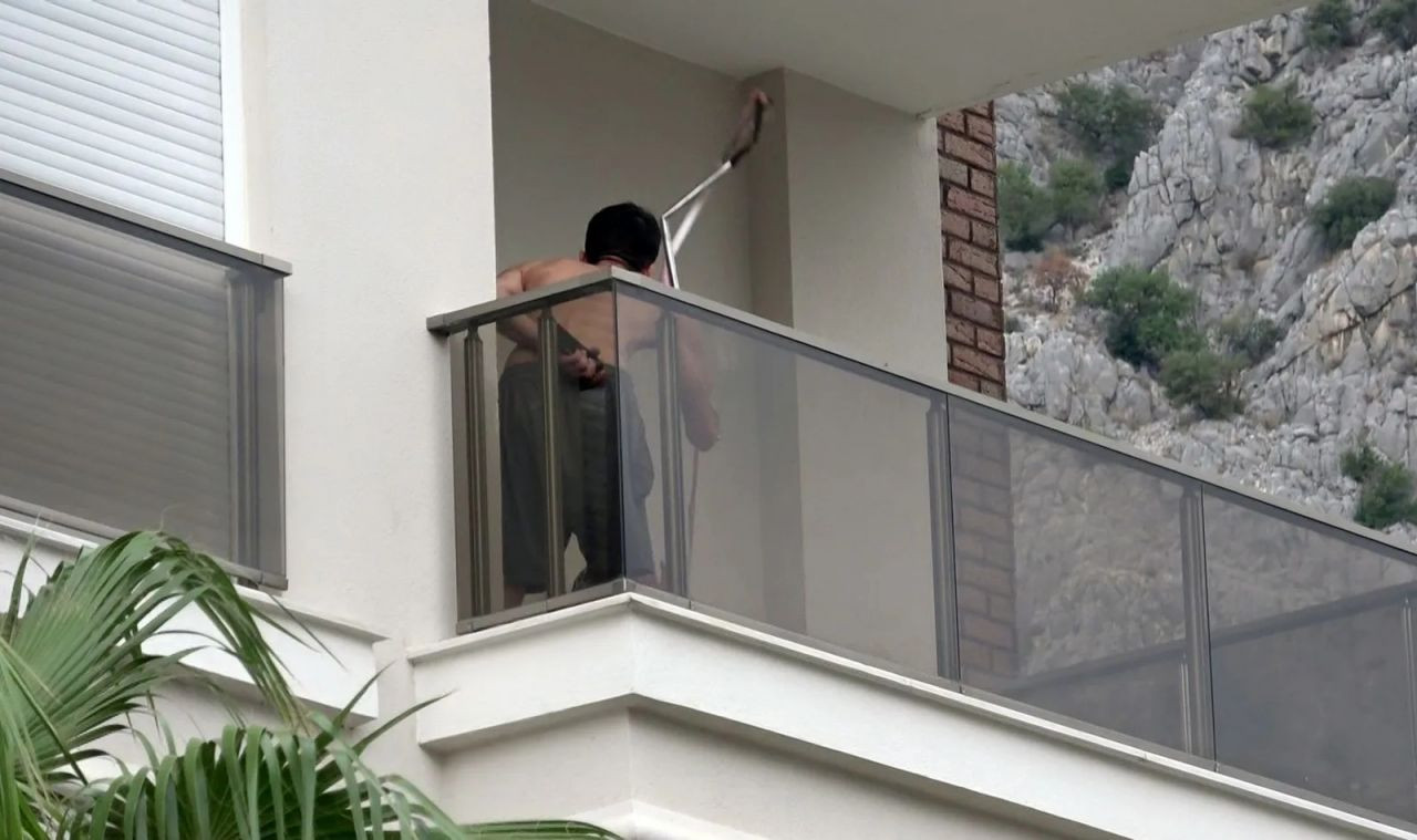 Annesine metal çubukla saldırıp balkondan atmak istedi! Kimliği şaşkına çevirdi... - Sayfa 5