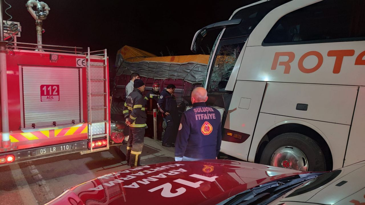 Amasya'da yolcu otobüsü ile kamyon çarpıştı! Çok sayıda ölü ve yaralı var... - Sayfa 5