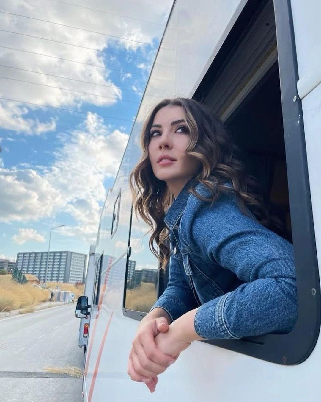 Burcu Özberk Estetiksiz De Şaşırttı! Oyuncu Burcu Özberk'in Eski Halin Görenler Yorum Yağdırdı - Sayfa 9