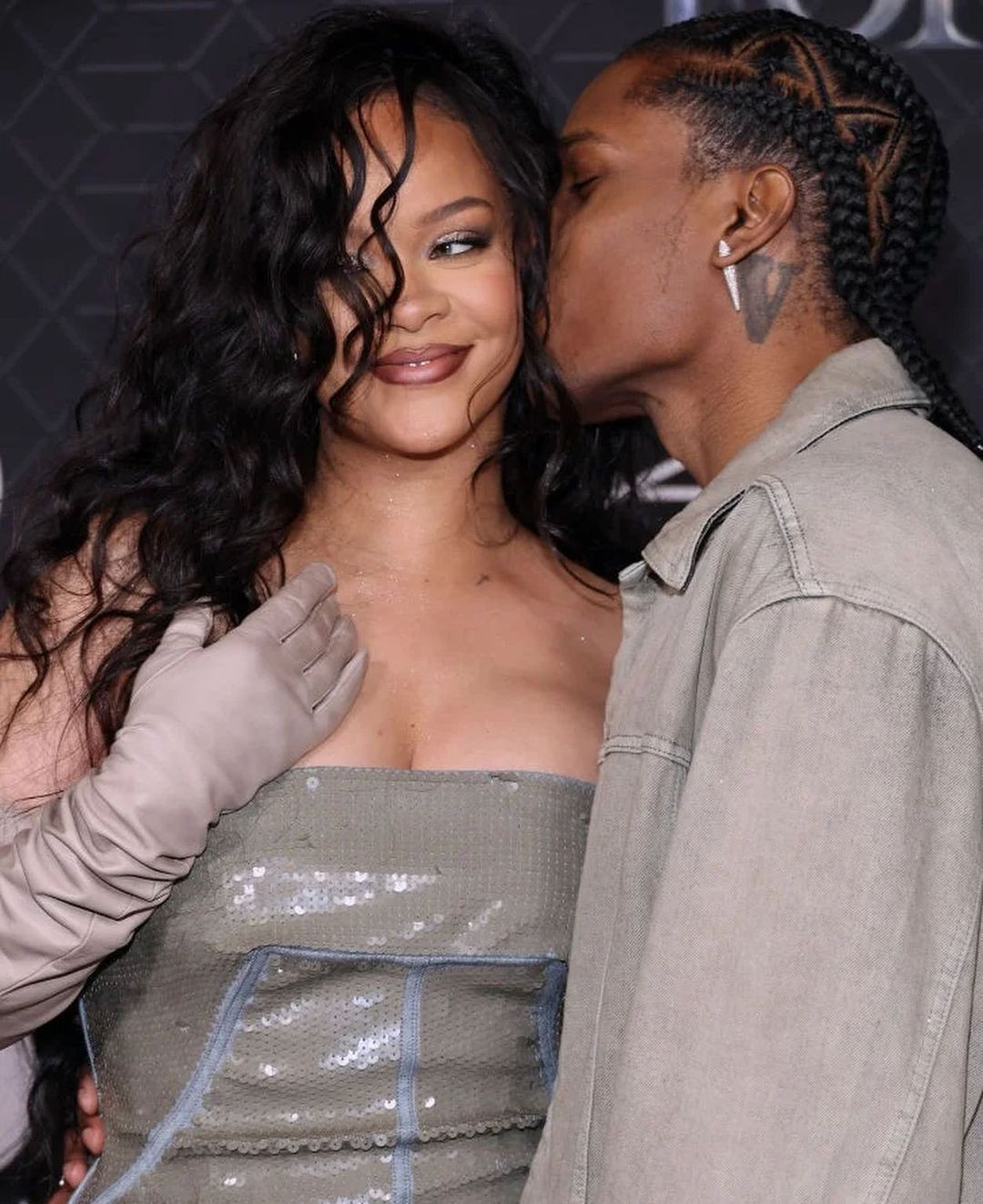 Rihanna doğumdan sonra ilk kez kırmızı halıda - Sayfa 12