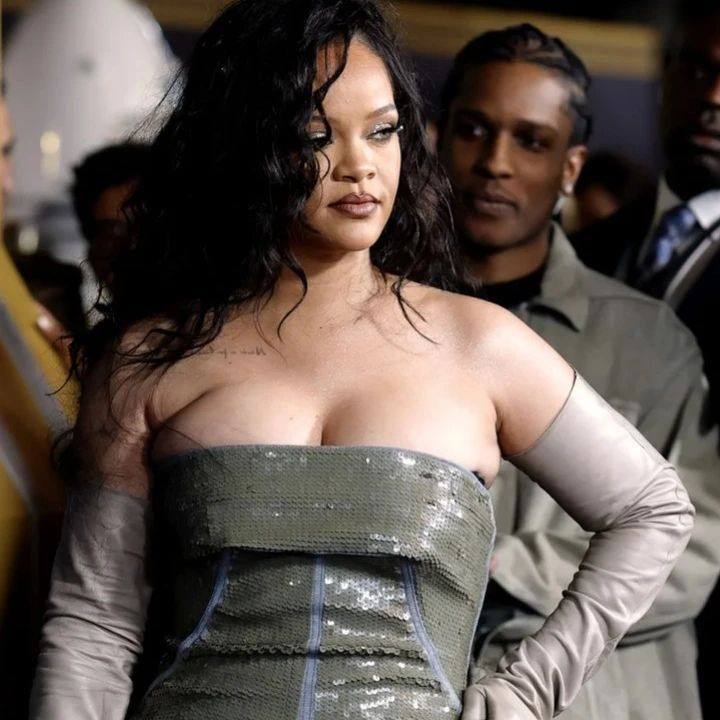 Rihanna doğumdan sonra ilk kez kırmızı halıda - Sayfa 5